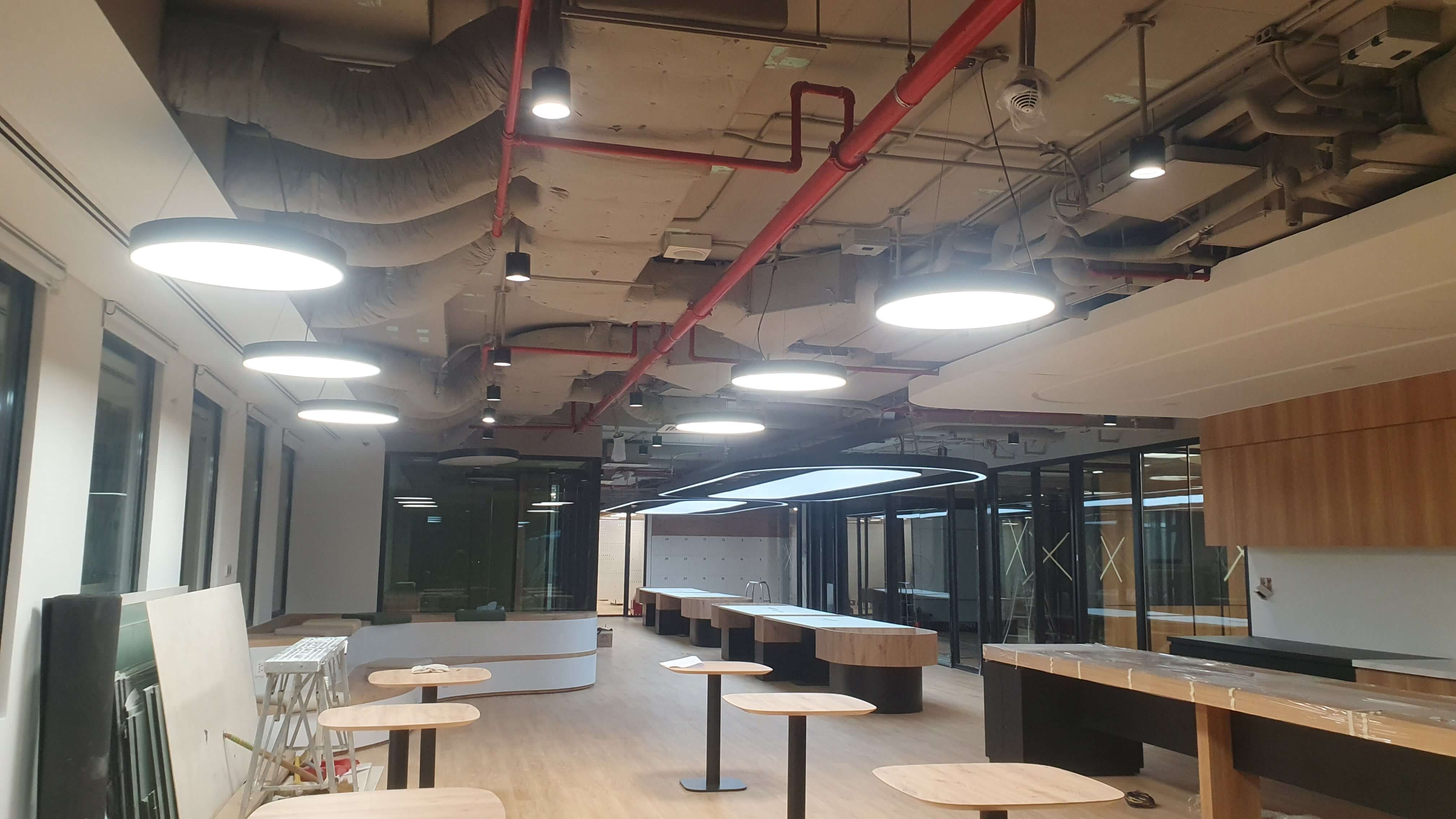 Đèn Trần Xuyên Sáng – Sự Kết Hợp Hoàn Hảo Giữa Thẩm Mỹ và Chức Năng