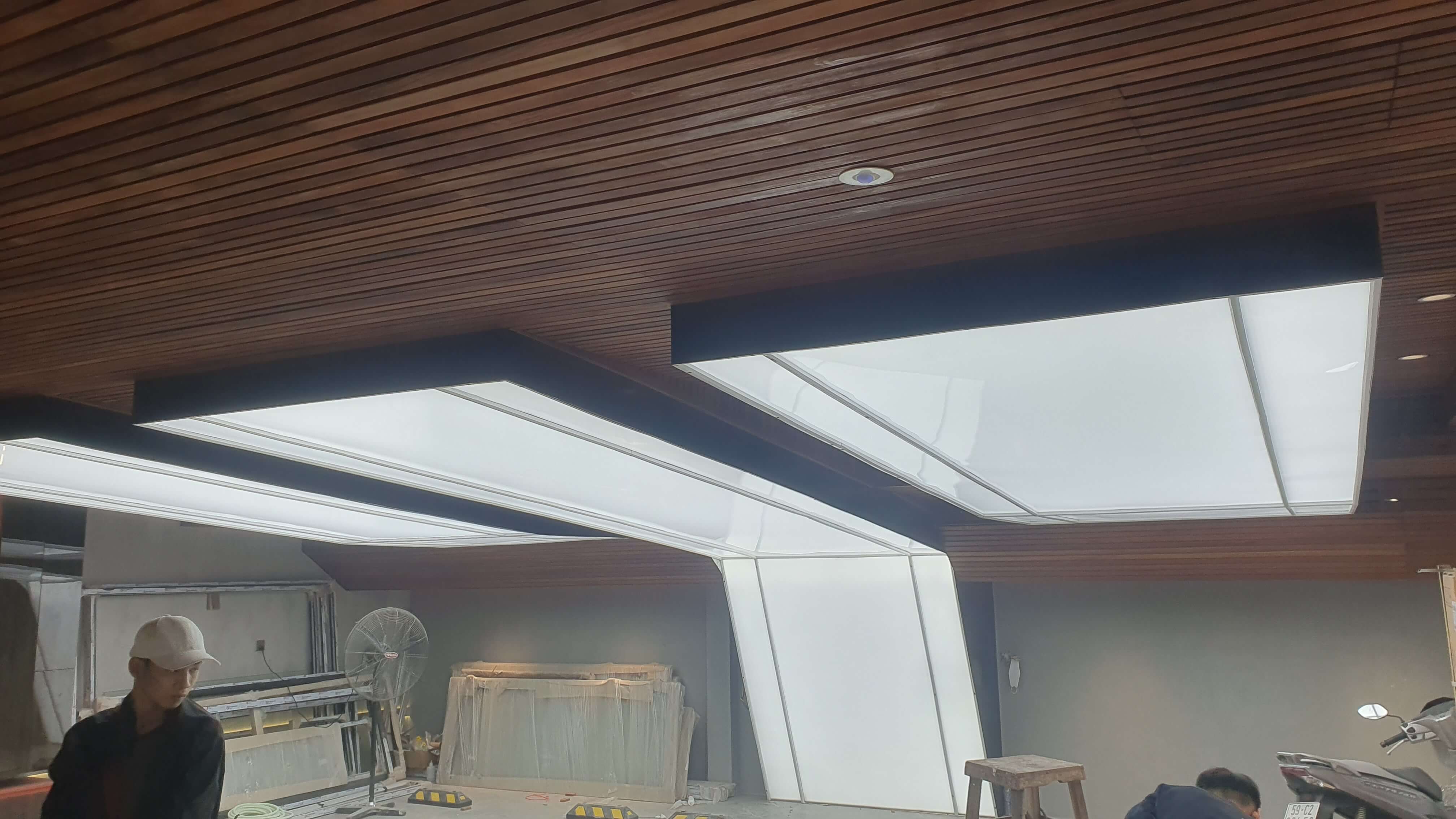 Đèn Trần Xuyên Sáng – Sự Kết Hợp Hoàn Hảo Giữa Thẩm Mỹ và Chức Năng