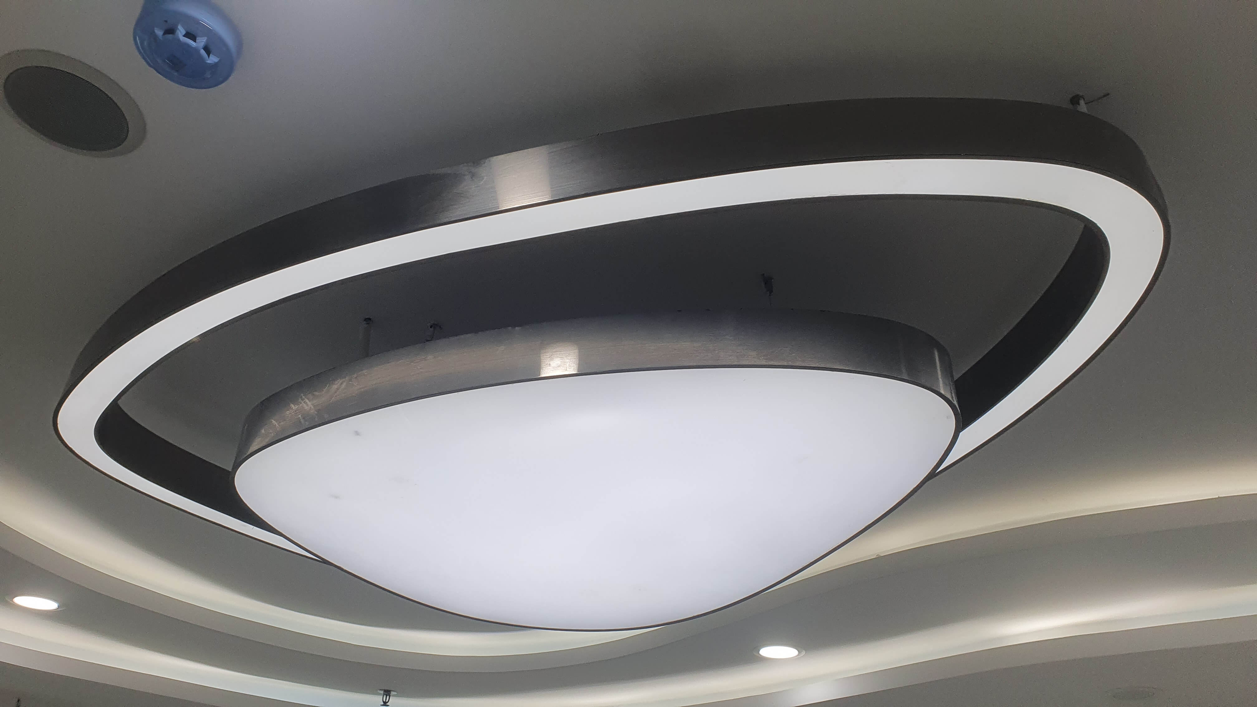 ảnh sản phẩm Đèn Trần Xuyên Sáng – Sự Kết Hợp Hoàn Hảo Giữa Thẩm Mỹ và Chức Năng