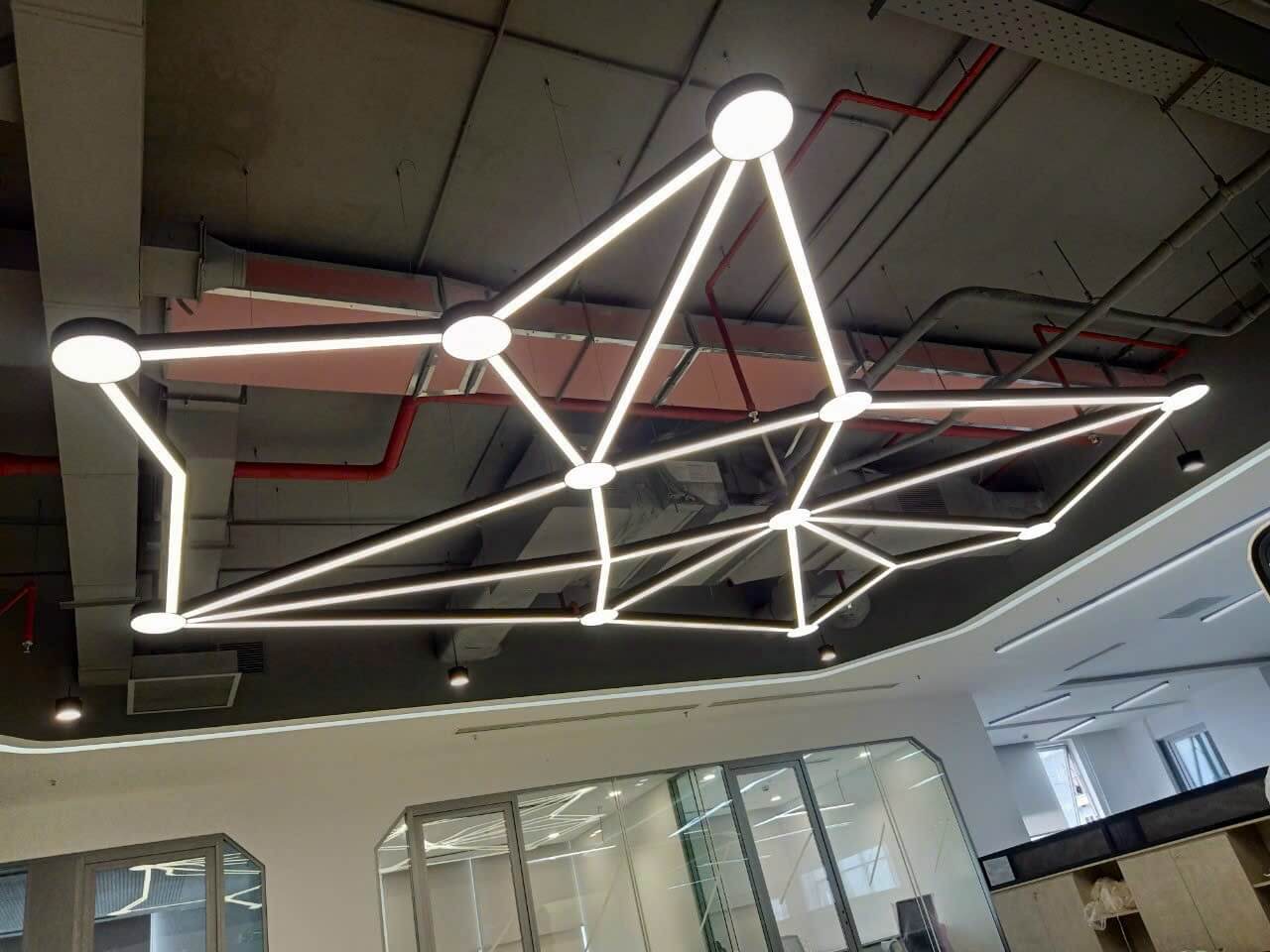 Đèn Trần Xuyên Sáng – Sự Kết Hợp Hoàn Hảo Giữa Thẩm Mỹ và Chức Năng